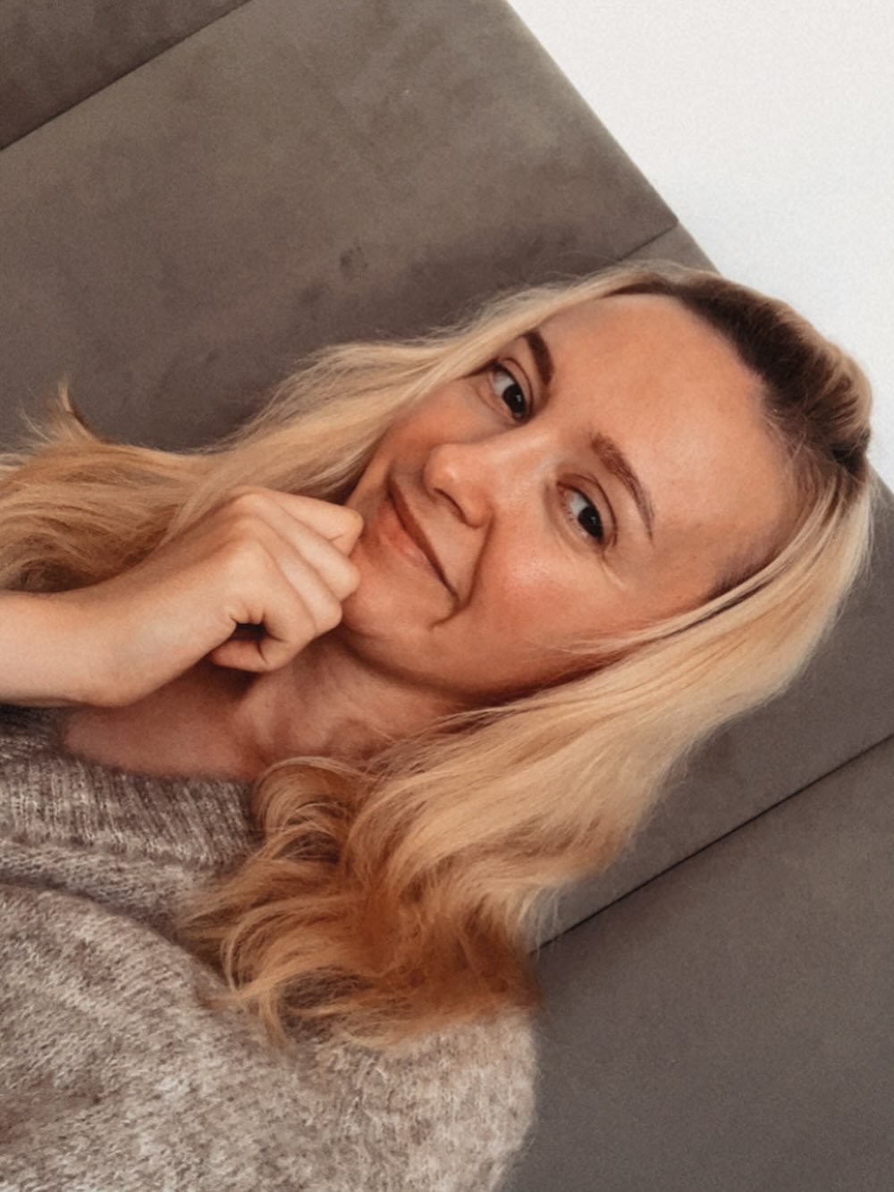 3…4!
stałam się mamą.
to trudna rola, wiem to od pierwszych dni, nie przypuszczałam, że aż tak trudna. Choć zdjęcie pokazuje uśmiech dziś w tym wieku już także wiem, że łez nie warto skrywać. Płaczę gdy boli. Moja córka… tak! Moja córka (ej w ogóle jak to brzmi) umie już stać, nie zliczę już tych upadków na tyłek jej, ale dobrze, niech wie od małego, że w tych czasach dupę trzeba mieć twardą, bo serce pewnie będzie miała mięciutkie (po mamusi) 💕
Przeoczyłam gdzieś 33. 
Pierwszy raz nie napisze, że dużo się wydarzyło w tym minionym roku, nie zmieniłam pracy, partnera, nie zrobiłam żadnego kursu, szkolenia etc., bo prócz mojej córki na świecie nic innego ciekawego nie było. Zajęła całą moją przestrzeń, bycie mamą to przede wszystkim bezwarunkowa miłość pełna poświęceń. 💕 dziś to ja uczę ją💕 
Mnie wychowała silna kobieta, wpoiła najlepsze wartości💕 dziś przekazuje je dalej, a Ona chłonie jak gąbka💝